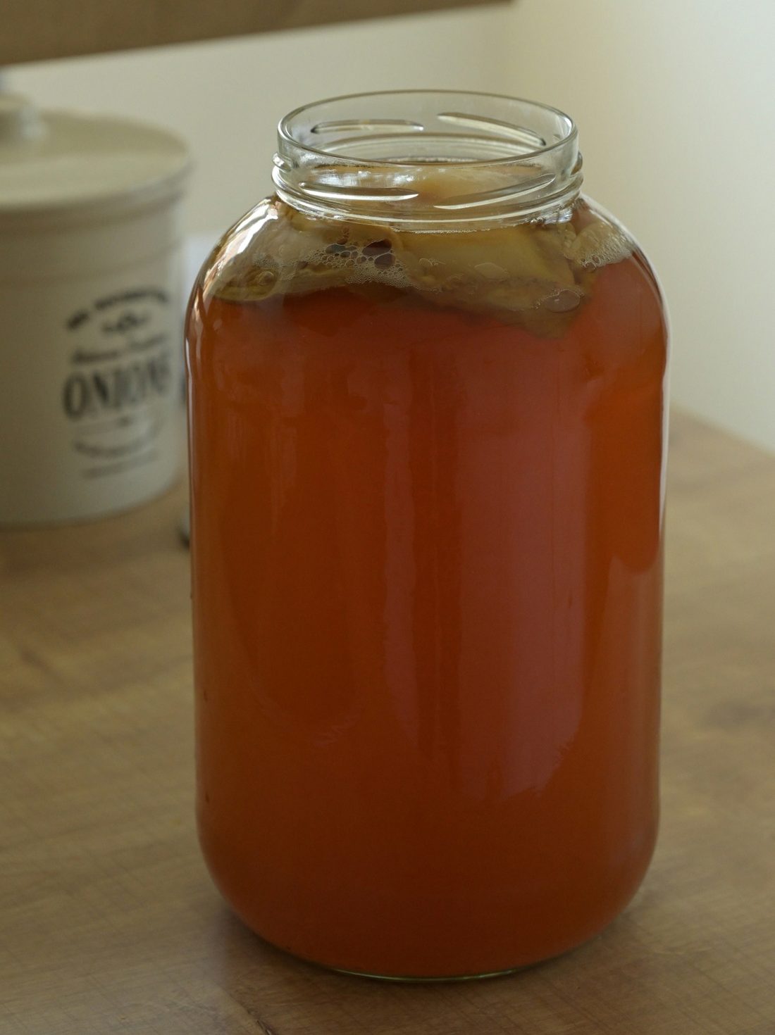 Vaso de kombucha casera recién servida