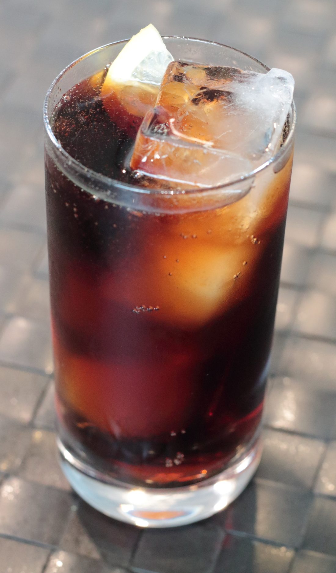 Vaso de refresco de cola, alternativa menos saludable a la kombucha